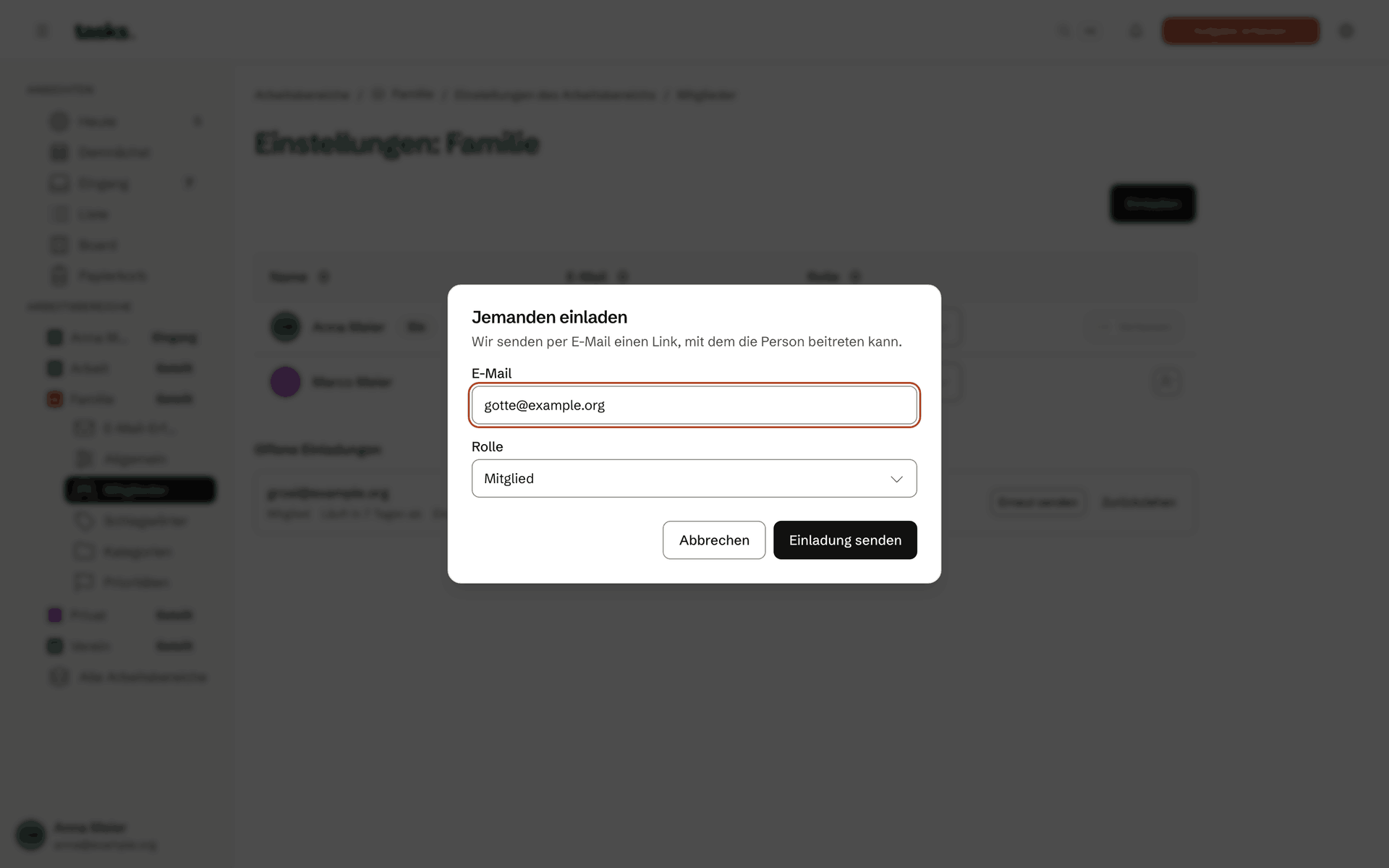 Die Mitglieder des Familienbereichs mit einer offenen Einladung und dem Dialog, der eine weitere Person per E-Mail einlädt.